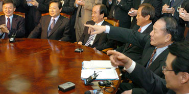 한나라당 홍사덕 원내총무 등 당3역과 ‘구당모임’을 비롯한 각 모임의 대표들은 20일 국회 한나라당 대표실에서 회동을 갖고 최병렬 대표의 조기퇴진으로 당 수습방안의 가닥을 정리했다.