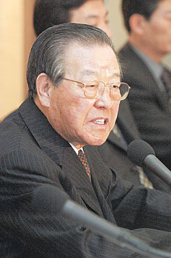 자민련 김종필 총재는 20일 “4월 총선에서 22, 23석을 확보해 캐스팅보트 역할을 하겠다”고 말했다. 김 총재가 이날 관훈클럽 초청토론회에서 패널들의 질문에 답하고 있다.  -박주일기자