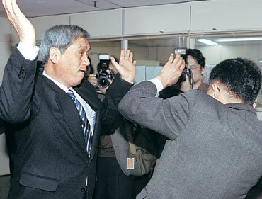 당 내분이 격화될 조짐을 보이고 있는 민주당에서 20일 당원들간에 주먹다짐까지 벌어졌다. 민주당 인천 계양지구당의 한 당원(왼쪽)이 당내 개혁과 관련한 기자회견에 반대하는 당원을 때리려 하고 있다.  -연합