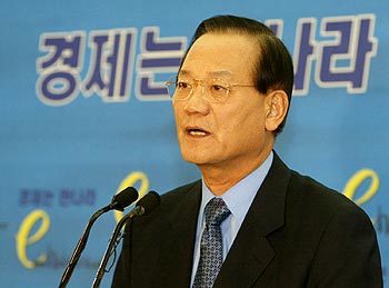 한나라당 최병렬대표가 22일 오후 당사에서 당내의 퇴진 요구와 관련한 기자회견을  하고 있다.[연합]