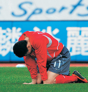 한국축구가 고개를 숙였다. 한국올림픽축구대표팀이 21일 열린 일본과의 평가전에서 0-2로 완패한 뒤 최태욱이 그라운드에 엎드려 눈물을 흘리고 있다. 오사카=연합