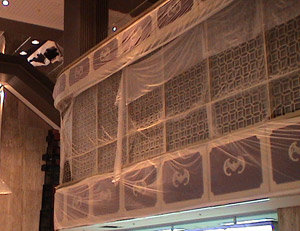 재개관을 앞두고 공사가 한창인 세종문화회관 대극장 로비. 박쥐 모양의 장식 수십장이 붙어있다. 유윤종기자