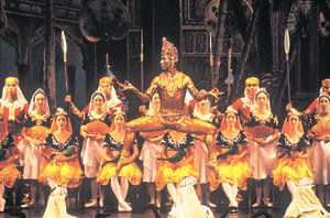`라 바야데르` 2막에는 인도의 분위기를 흠뻑 담은 다양한 춤들이 등장한다. 특히 황금신상의 춤은 기량을 한껏 보여줄수 있다는 점에서 남자 무용수들이 탐낸다. 아래는 수석무용수 임혜경이 펼치는 니키아의 독무. 사진제공 유니버셜발레단