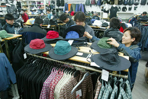 질 좋고 값도 합리적인 특화된 매장이 인기다. 서울 동대문에 있는 등산용품 전문점 오케이아웃도어. 권주훈기자