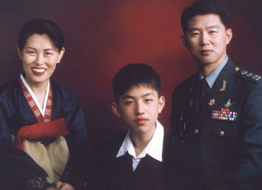 이라크 파병부대에 함께 선발된 최종철 대령(오른쪽)과 아들 최웅 일병(가운데)의 수년 전 가족사진.  -사진제공 국방부