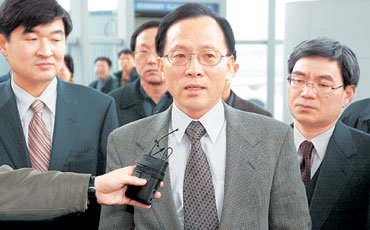 중국 베이징 제2차 6자회담의 한국측 수석대표인 이수혁 외교통상부 차관보(가운데) 등 대표단이 29일 인천공항을 통해 귀국했다. 이 차관보가 제안한 3단계 북핵 해법은 6자회담의 의장성명에는 포함되지 않았다. 왼쪽은 차석대표인 조태용 외교부 북핵기획단장, 오른쪽은 박찬봉 통일부 통일정책심의관. 연합