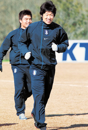 왜 박지성(앞)을 한국올림픽축구대표팀의 희망이라고 할까. 패싱 슈팅력 골감각을 고루 갖춘 선수이기 때문이다. 중국전을 하루 앞둔 2일 파주 축구국가대표트레이닝센터(NFC)에서 최성국과 함께 훈련하는 박지성. 팬들은 2002월드컵 포르투갈전에서 보여준 통쾌한 슈팅을 기대하고 있다. 파주=연합