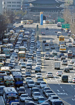 서울시청 주변의 교통체계가 바뀐 뒤 첫 평일 출근길인 2일 오전 남대문에서 시청 방향으로 차들이 길게 늘어서 있다. 이날 태평로를 비롯한 일부 도로는 혼잡했지만 우려했던 것만큼의 심한 교통체증은 없었다.  -김동주기자