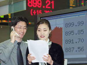 종합주가지수 900 시대가 다시 올까. 주가지수가 899.21 포인트까지 오른 2일 증권거래소 직원들이 주식시장의 각종 기록들을 검토하고 있다. 이날 종합주가지수는 2002년 4월 24일 915.69 이후 가장 높은 수준을 나타냈다. 사진제공 증권거래소