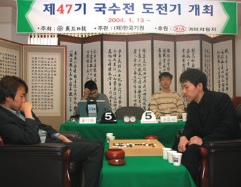 이창호 9단이 2일 서울 한국기원에서 열린 국수전 최종 5국에서 상체를 바둑판 앞으로 기울여 수읽기에 몰두하고 있다. 왼쪽은 최철한 6단.   -사진제공 한국기원