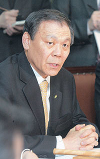 민주당 조순형 대표는 3일 “이런 오만불손한 대통령을 제자리로 바로잡아야 한다”며 노무현 대통령을 질타했다. 조 대표가 이날 상임중앙위원회의에서 노 대통령의 선거 개입이 계속될 경우 탄핵할 수도 있다고 경고하고 있다.   -김경제기자