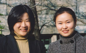 이화여대의 금혼학칙 개정 후 첫 기혼자 입학생인 전영미(왼쪽), 기성화씨.  -사진제공 이화여대