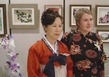 2일 모스크바에서 열린 종이접기 예술전에서 임선미씨(왼쪽)가 자신의 강좌 수강생들과 함께 만든 작품을 선보였다.  -모스크바=김기현특파원