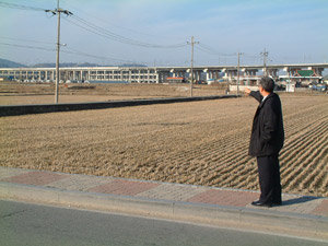 신행정수도 후보지인 충북 청원군 강외면 오송리 일대는 2월 23일 토지투기지역으로 묶이면서 땅 거래가 사실상 끊겼다. 사진 뒤편에 고속철도가 보이며 그 중간에 오송역이 들어설 예정이다. 오송역이 들어설 땅 주변은 토지거래허가구역에도 해당돼 외지인이 사실상 땅을 살 수 없다. 오송=이은우기자