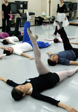 지난달 21일 국립발레단 소연습실에서 열린 ‘발레 클래스’에 참여한 국립발레단 동호회 회원들.  -강병기기자
