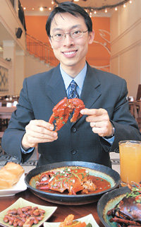 저스틴 하우 싱가포르관광청 서울사무소장이 싱가포르 음식 전문점인 '크레이지 크랩'에서 칠리 크랩 요리를 맛보고 있다. 이종승기자 urisesang@donga.com