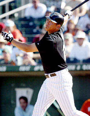 2회 첫 타석에서 초구를 밀어쳐 좌익선상 2루타를 만들어 내고 있는 최희섭. 그는 올시즌 주전 1루수로 기용될 가능성이 크다. 주피터(미 플로리다주)=연합