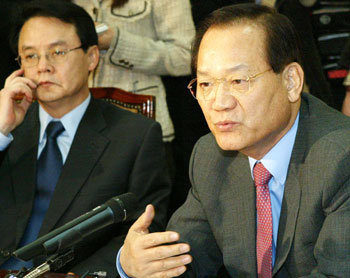 한나라당 최병렬 대표(오른쪽)와 홍사덕 원내총무는 4일 당 상임운영위원회의에서 노무현 대통령에 대한 탄핵 소추 추진의 정당성을 거듭 강조했다.   -서영수기자