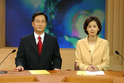 보수적인 이미지로 안정감을 주는 KBS 1 ‘뉴스 9’의 홍기섭 정세진 앵커. 사진제공 KBS