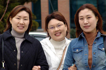 30대의 세 자매가 나란히 조선이공대 사회복지경영과 2004학번으로 함께 입학했다. 왼쪽부터 맏언니 강선미, 막내 수미, 선주씨.  -광주=연합
