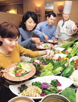 서울의 한 호텔 채식뷔페에서 손님들이 음식을 고르고 있다. 최근 '잘 먹고 잘 살기'의 일환으로 자연식을 찾는 사람들이 늘고 있다.