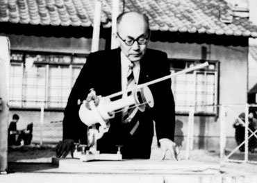 1954년 한국은 일본보다 30분 늦은 표준시를 채택하며 구한국 표준시로 돌아갔다. 당시 표준시를 관리하던 국립중앙관상대 이원철 대장이 관상대 건물 앞에서 일사량 측정기계를 실험하는 모습.   -사진제공 기상청