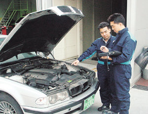 BMW코리아의 정비담당 직원들이 첨단장비를 이용해 차량의 성능을 꼼꼼히 점검하고 있다. 사진제공 BMW코리아