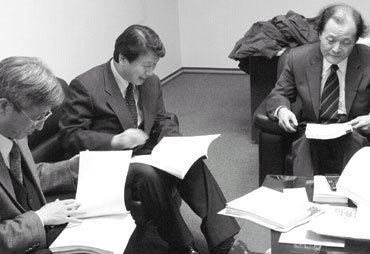 올 1월 문학수첩 문학상 본심을 심사하고 있는 조정래(오른쪽), 권영민(가운데) 최원식 씨. 조씨는 “수상자를 내지 말자는데 모두 쉽게 동의했지만 첫회 공모라 아쉬웠다”고 말했다.  -사진제공=문학수첩