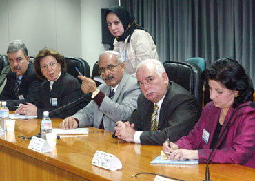 KOTRA는 9일 이라크 산업부 차관(오른쪽에서 세번째)을 단장으로 한 이라크 키르쿠크 경제사절단 24명과 국내 기업 관계자들이 참석한 가운데 서울 본사에서 한-키르쿠크 경제협력 세미나 및 수출상담회를 개최했다.   -변영욱기자