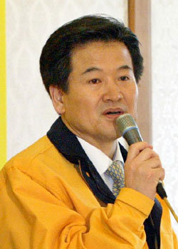 열린 우리당 정동영 의장이 10일 기자회견을 열고 탄핵정국의 기선을 잡기 위한 샅바싸움을 이어 갔다.   -안철민기자