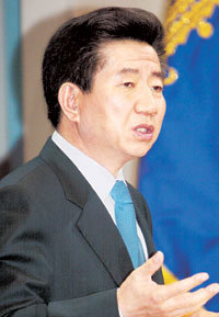 노무현 대통령의 탄핵 정국에 대한 자세는 강경했다. 노 대통령은 11일 청와대에서 기자회견을 갖고 탄핵을 모면하기 위한 사과는 하지 않겠다고 말해 야당의 거센 반발을 가져왔다.   -박경모기자