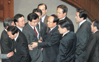 가로막힌 국회의장국회의 노무현 대통령 탄핵소추안 처리와 관련해 11일 국민의 눈은 박관용 국회의장(가운데)이 의사봉을 잡을 수 있는가에 집중됐다. 박 의장이 이날 오후 국회 본회의 개회를 위해 본회의장 단상에 접근하자 열린우리당 소속 의원들이 가로막고 있다. -김경제기자