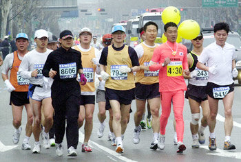 ‘풍선 따라 뛰면 완주할 수 있어요.’ 예상완주시간이 적힌 풍선을 달고 레이스를 이끌어 주는 페이스메이커들. 3시간30분부터 4시간30분까지 3명씩 8개 그룹(15분 단위)으로 나뉘어 마스터스들의 완주를 돕는다. 동아일보 자료사진