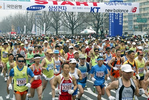 2004 서울국제마라톤 참가자들이 총성과 함께 힘차게 출발하고 있다. -김경제 기자