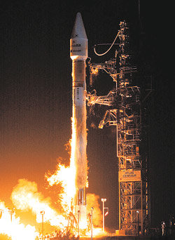 세계 최초의 디지털멀티미디어방송(DMB) 위성 ‘한별’이 13일 미국 플로리다주 케네디우주센터에서 성공적으로 발사됐다. 위성 한별을 실은 ‘애틀러스3A’ 로켓이 점화 직후 발사대를 떠나고 있다. 사진제공 SK텔레콤