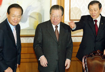 야 3당 대표들이 다시 만났다. 한나라당 최병렬 대표, 자민련 김종필 총재, 민주당 조순형 대표(왼쪽부터)는 노무현 대통령 탄핵안의 국회 통과 다음날인 13일 오후 국회 귀빈식당에서 만나 고건 대통령 권한 대행 체제에 적극 협조하기로 합의했다.   -김경제기자