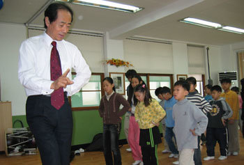 한국춤의 대가인 조흥동씨가 멘토로 경기 가평군의 마장초교를 찾아가 어린이들에게 춤동작을 직접 가르쳤다. 그는 “멘토 프로그램은 공교육에서 예술적 재능이 있는 인재들을 일찍부터 발굴해 키울 수 있는 좋은 기회”라고 말했다.     -가평=김형찬기자