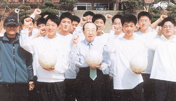 죽호학원 안준 이사장(가운데)과 금호고 학생들이 축구공을 들고 이라크에 평화가 정착되기를 기원하며 파이팅을 외치고 있다.    -광주=정승호기자