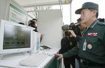 이라크-서울 軍화상회의16일 오전 국방부에서 열린 이라크-서울간 위성통신장비 전시회에서 김종환 합참의장이 이라크에 있는 파병부대와 화상회의를 시연해보고 있다. -강병기기자