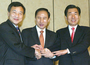 손학규 경기도지사, 이명박 서울시장, 안상수 인천시장(왼쪽부터)은 16일 서울 중구 태평로 한국프레스센터에서 조찬 모임을 갖고 열린우리당의 탄핵정국의 정략적 이용을 비판했다. -원대연기자