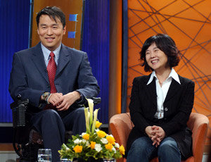 10월 정범진 검사(왼쪽)와 이수영 이젠 대표는 “결혼식은 한국에서만 한 번 올리되 소박하게 치르겠다”고 말했다. 사진제공 KBS