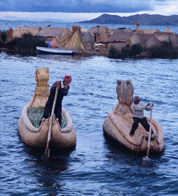 페루와 볼리비아의 국경에 있는 티티카카 호수의 원주민이 타는 갈대배. 갈대를 엮어 만든 인공섬에서 산다. 동아일보 자료사진
