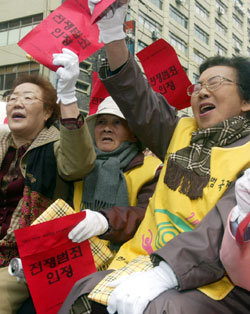 수요시위가 17일로 600회를 맞았다. 이날도 일본군 위안부였던 할머니들이 서울 종로구 일본대사관 앞에서 일본의 사과와 배상을 촉구했다. 이날 수요시위는 일본 미국 스페인 독일 등 세계 8개국과 전국 주요 도시에서 동시에 열렸다.    -변영욱기자