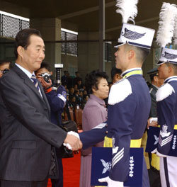 ‘대통령 권한대행께 충성’. 고건 대통령 권한대행(왼쪽)이 17일 충북 청원군 공군사관학교 졸업식 및 임관식에 참석해 졸업생들을 격려했다.    -박경모기자