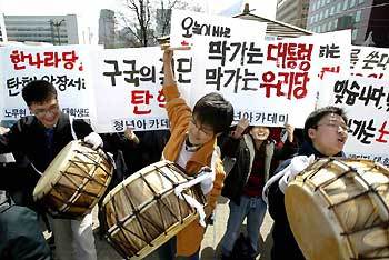 12일 오후 서울 여의도 한나라당사 앞에서 보수단체 회원들이 대통령 탄핵안이 통과됐다는 소식에 환호성을 지르고 북을 치면서 기뻐하고 있다. 동아일보자료사진