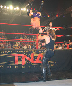 액션채널 수퍼액션이 25일 첫방영하는 TNA 프로레슬링 경기는 쇼같은 요소를 배제해 매우 격렬하다. 사진제공 온미디어