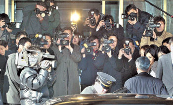 허성관 행정자치부 장관(왼쪽에서 두번째)이 시민단체 관계자들과 함께 18일 서울 세종로 정부중앙청사 현관에서 제17대 총선을 공명하게 치르자는 분위기를 조성하기 위해 차량에 스티커를 붙이고 있다.    -연합