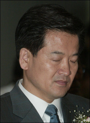 열린우리당 정동영의장이 19일 오전 서울 숭실대학교에서 열린 구국기도회에 참석, 기도하고 있다.[연합]