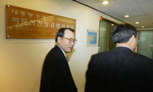 의문사위 '탄핵규탄 시국선언' 파문19일 대통령 소속기구인 의문사진상규명위원회 위원과 직원 43명의 대통령 탄핵소추안 가결 규탄 시국선언문으로 파문이 일고 있는 가운데 직원들이 서울 종로구  이마빌딩내 진상위사무실로 들어가고 있다.[연합]