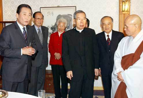 高대행, 원로초청 만찬고건 대통령 권한대행 국무총리(왼쪽)는 19일 저녁 서울 삼청동 총리공관으로 김수환 추기경 등 각계 원로들을 초청해 대통령 탄핵소추에 따른 국가적 어려움 극복에 대한 협조를 요청하고 조언을 들었다.박경모기자 momo@donga.com